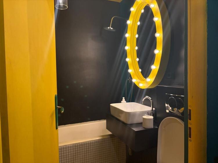 Apartament cu 2 camere semidecomandat, mobilat în 1 Mai
