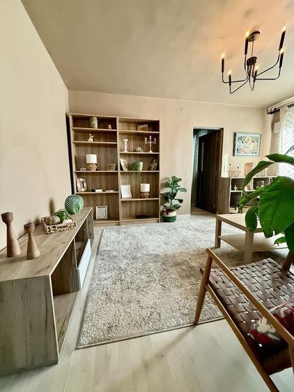 Apartament cu 3 camere semidecomandat în Central