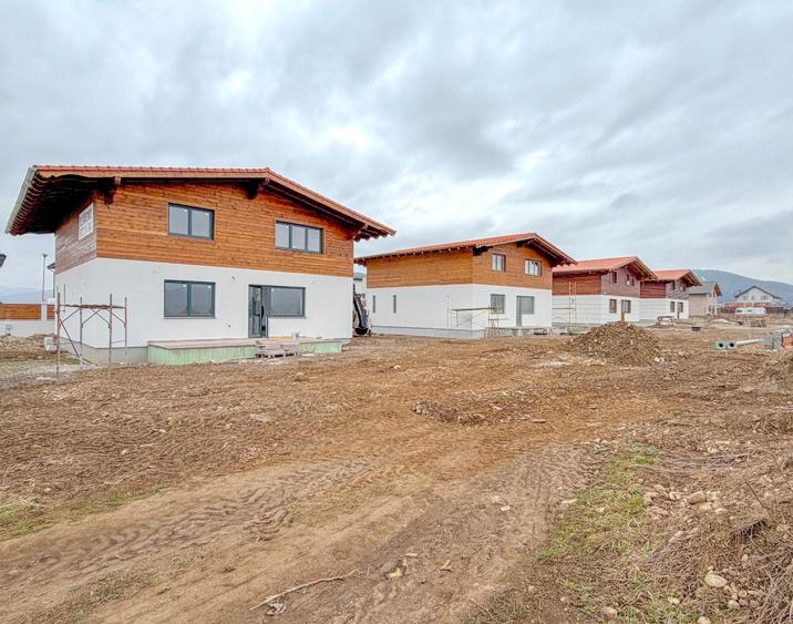 Casă individuală cu 4 camere cu Teren 900 Mp în Tărlungeni