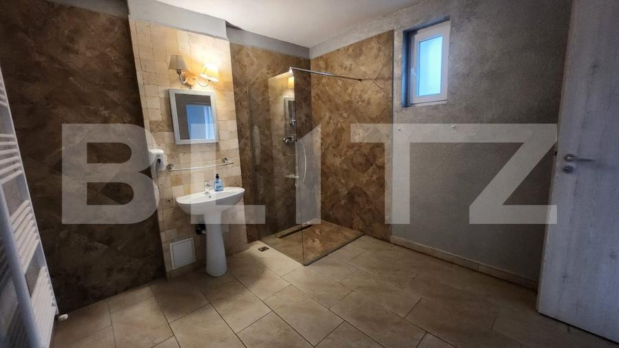 Casă individuală cu 10 camere cu Canalizare în Corunca