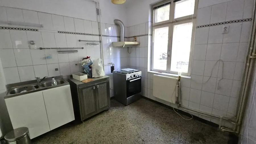 Casă individuală cu 10 camere cu Canalizare în Dorobanți