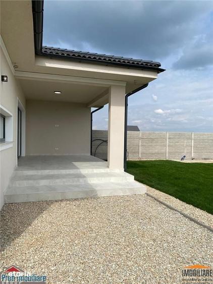 Casă cu 4 camere cu Teren 664 Mp în Zimandu Nou