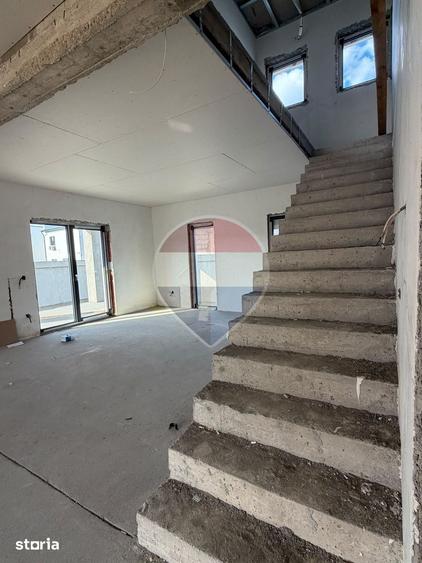 Casă cu 5 camere cu Teren 500 Mp în Malu Mare