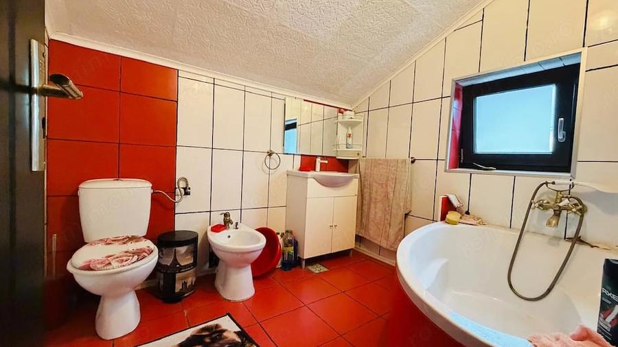 Casă cu Teren 1300 Mp în Parța
