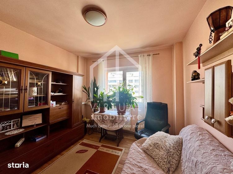 Apartament cu 4 camere decomandat în Est