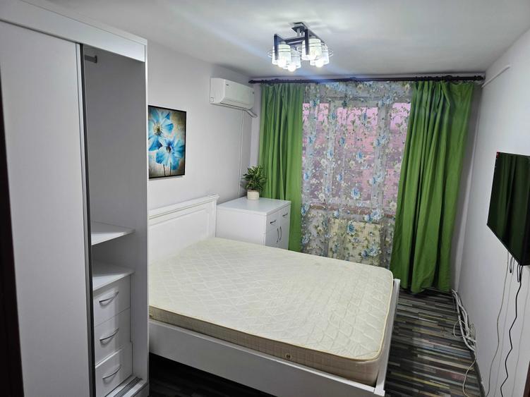 Apartament cu 4 camere semidecomandat în Iași