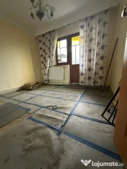 Apartament cu 3 camere semidecomandat în Obor
