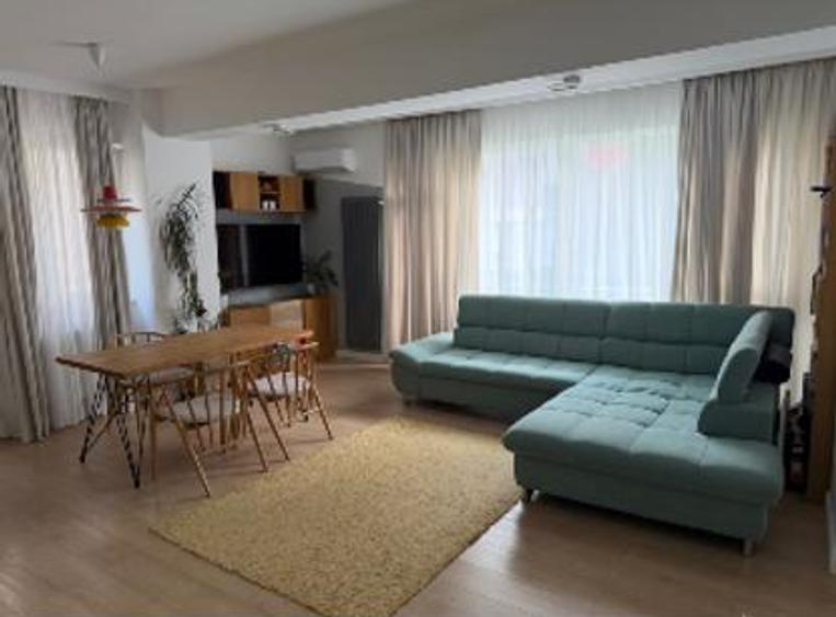 Apartament cu 3 camere semidecomandat în Unirii