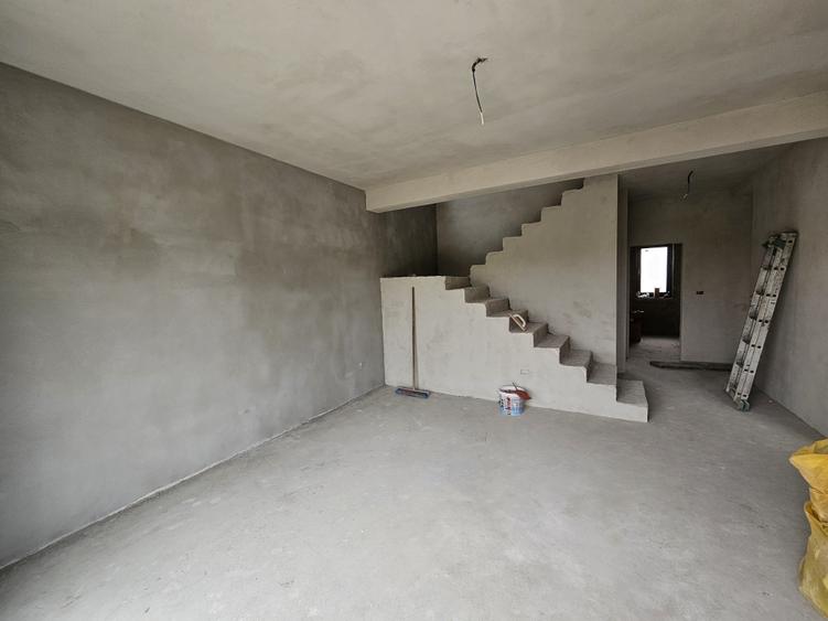 Duplex cu 4 camere cu Canalizare în Moșnița Nouă