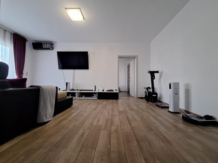 Apartament cu 3 camere semidecomandat, mobilat în Buziașului