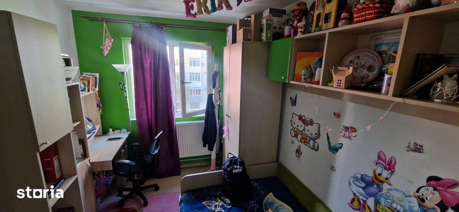 Apartament cu 3 camere în Craiovița Nouă