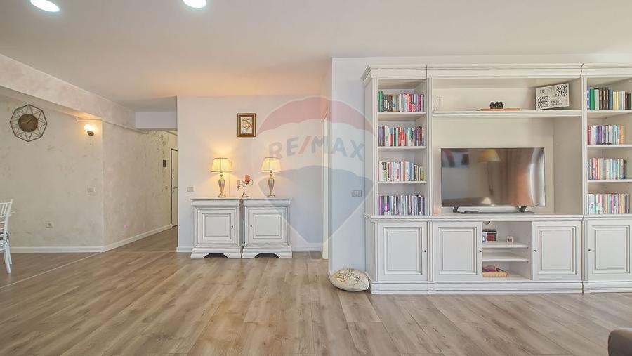 Apartament cu 5 camere decomandat în Noua