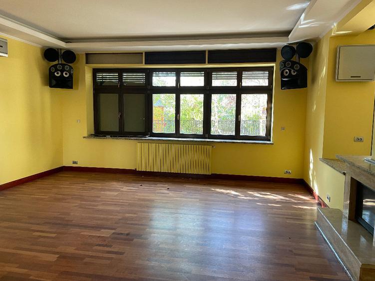 Casă cu 5 camere cu Teren 652 Mp în Sisești