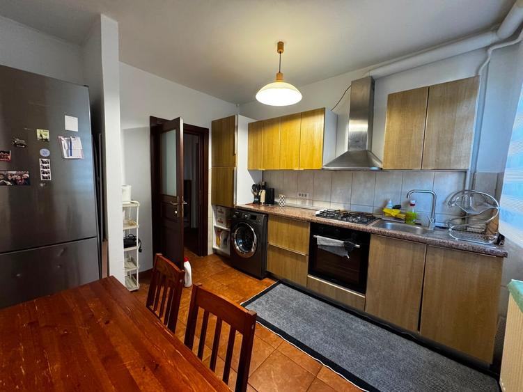 Apartament cu 4 camere semidecomandat în Tătărași