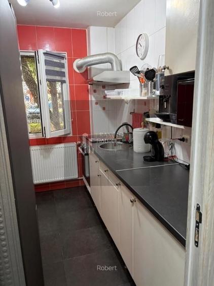 Apartament cu 3 camere semidecomandat în Alexandru Obregia