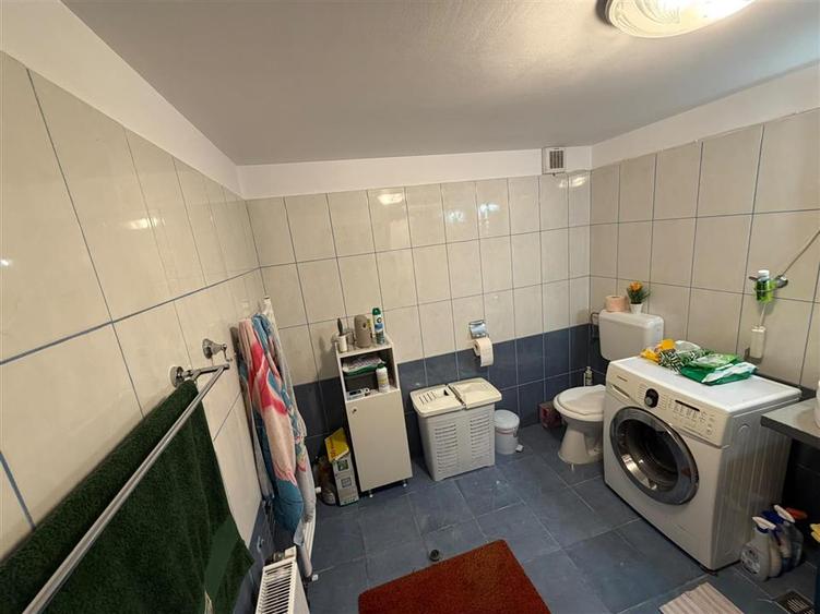 Casă individuală cu 7 camere cu Canalizare în Cocorăștii Colț