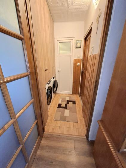 Apartament cu 2 camere semidecomandat în Craiovița Nouă