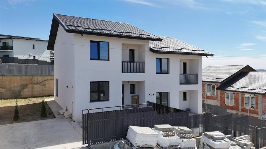 Duplex cu 4 camere cu Canalizare în Uricani