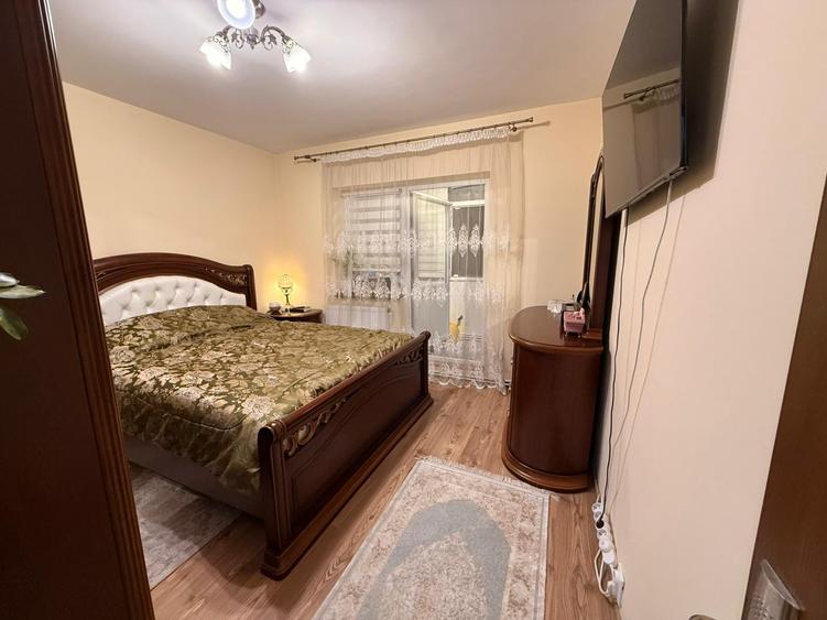 Apartament cu 3 camere decomandat în Nicolina
