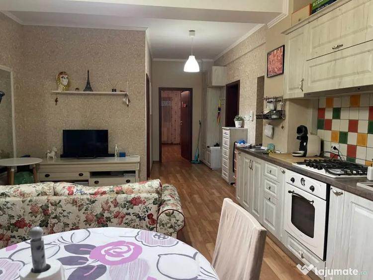 Apartament cu 3 camere semidecomandat în Central