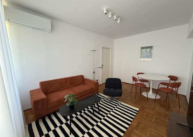 Apartament cu 3 camere semidecomandat, mobilat în P-ța Romană