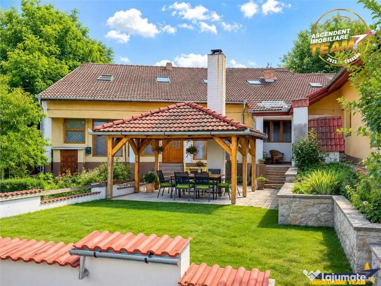 Casă cu 7 camere cu Teren 547 Mp în Central