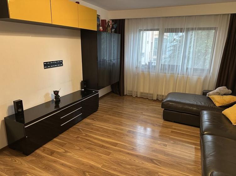 Apartament cu 4 camere decomandat în Rovine