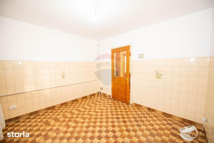 Casă cu 7 camere cu Teren 200 Mp în Central