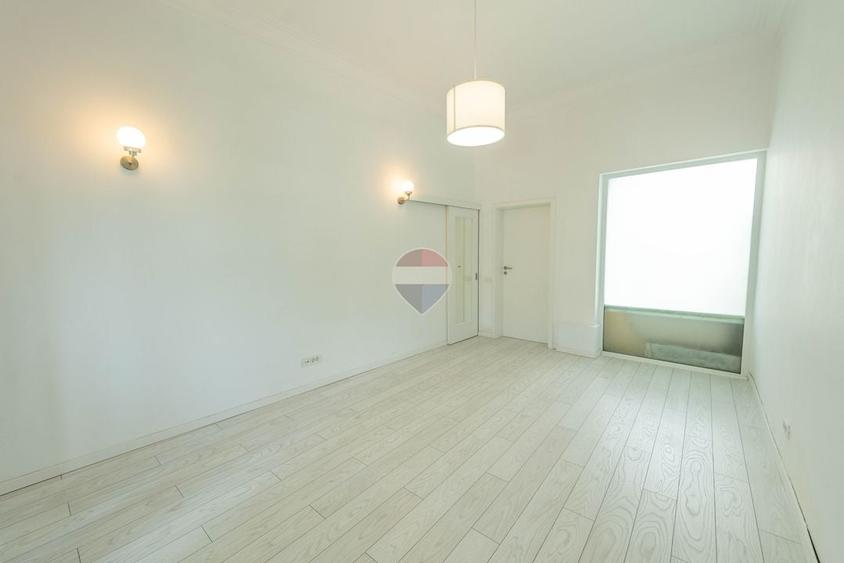 Apartament cu 5 camere decomandat, mobilat în P-ța Unirii