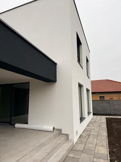 Casă individuală cu 5 camere decomandat cu Canalizare în Dumbrăvița