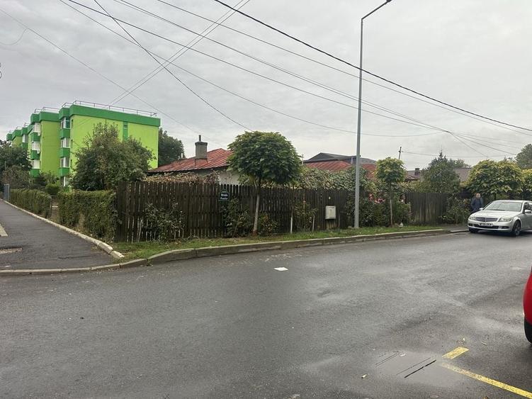 Casă cu 4 camere în 1 Decembrie