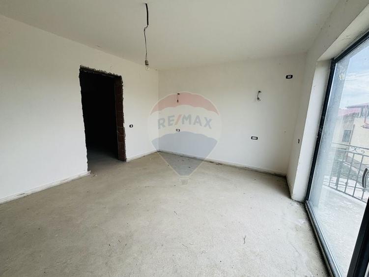 Casă cu 6 camere cu Teren 520 Mp în Săftica