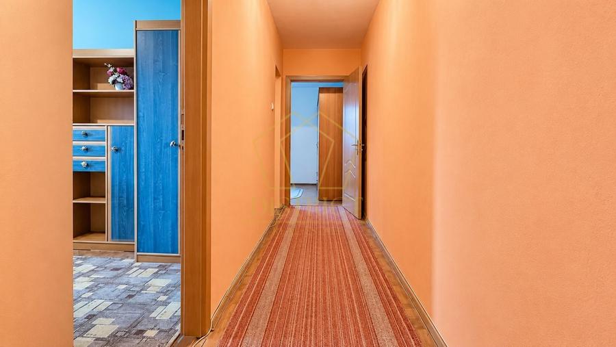 Apartament cu 3 camere semidecomandat, mobilat în Dacia