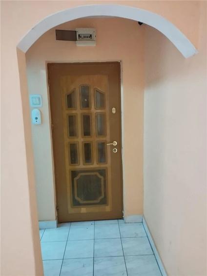 Apartament cu 3 camere decomandat, mobilat în Sud