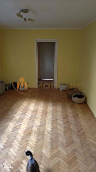 Apartament cu 3 camere semidecomandat în Tătărași