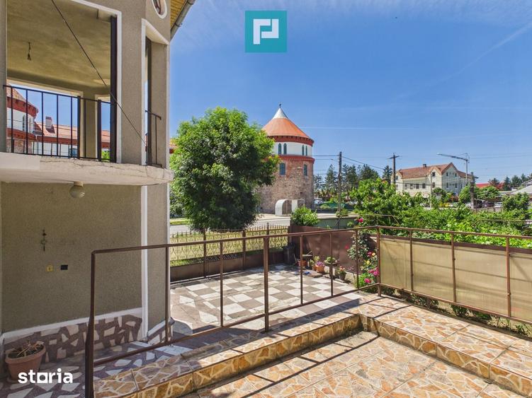 Casă cu 10 camere cu Teren 503 Mp în Central