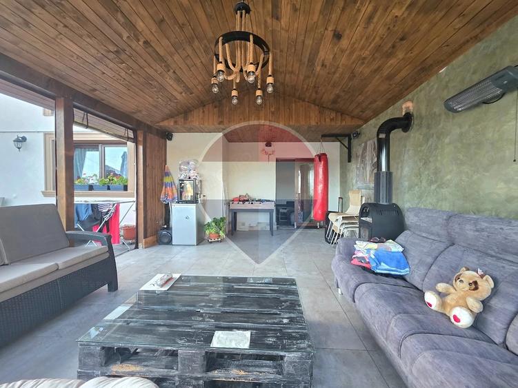 Casă cu Teren 689 Mp în Est