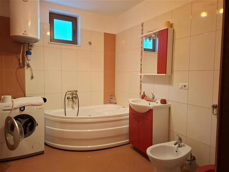 Casă individuală cu 6 camere cu Canalizare în Petrești