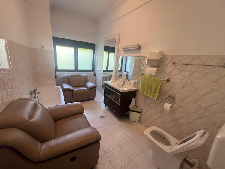 Apartament cu 4 camere decomandat în Capitale