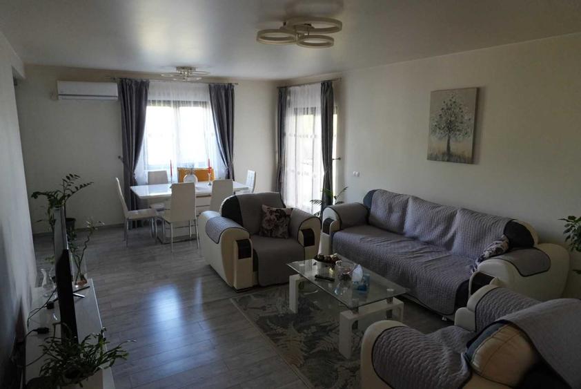 Casă cu 4 camere în Săbăreni