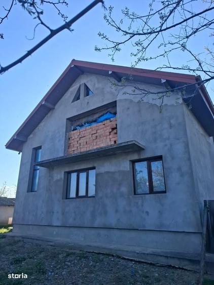 Casă cu 4 camere cu Teren 1118 Mp în Central