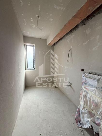 Apartament cu 3 camere semidecomandat în Giroc
