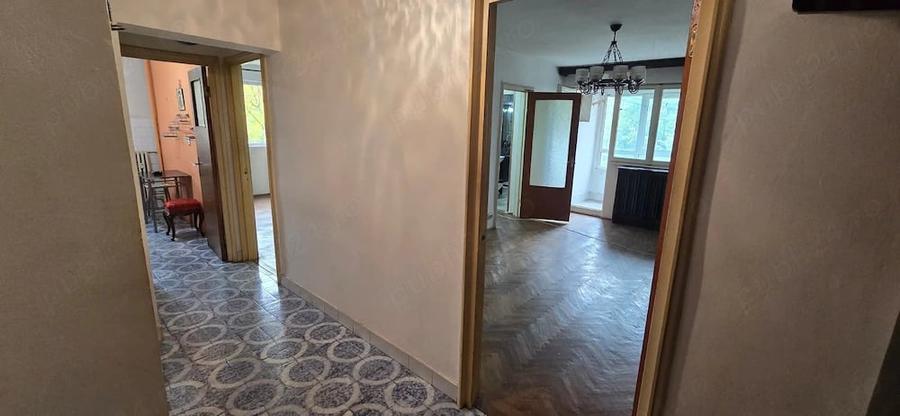 Apartament cu 3 camere semidecomandat în Ghencea