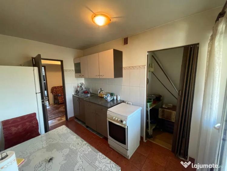 Apartament cu 3 camere decomandat în Sărari