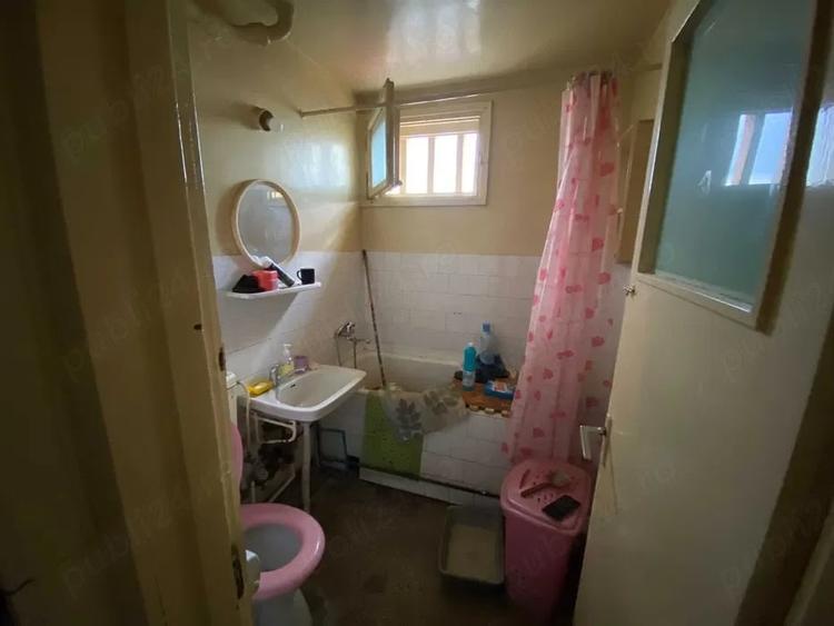 Apartament cu 3 camere semidecomandat în Grivița