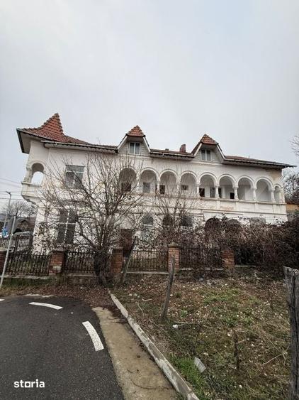 Casă cu 9 camere cu Teren 439 Mp în Central