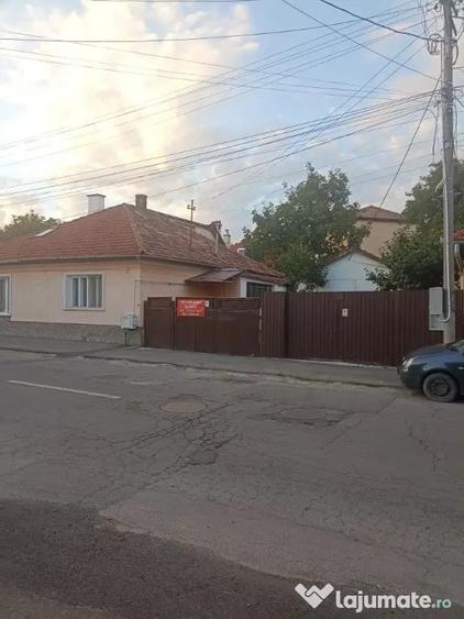 Casă cu 2 camere cu Teren 625 Mp în Central