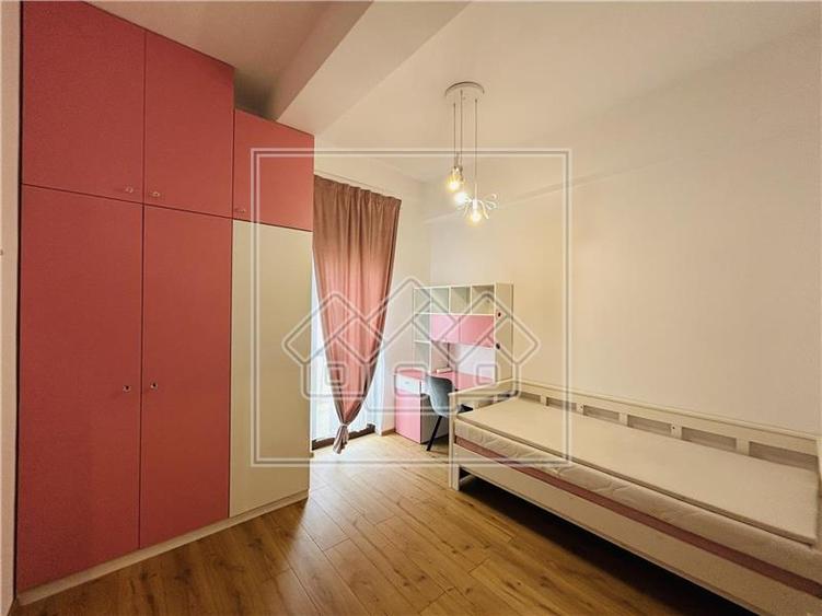 Apartament cu 4 camere nedecomandat în Exterior Sud