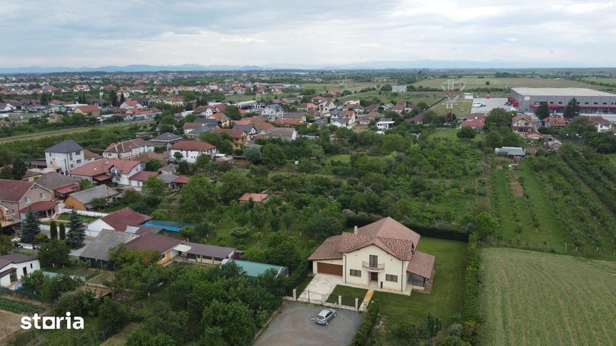 Casă cu 5 camere cu Teren 1250 Mp în Sud