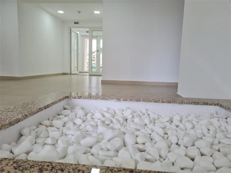 Apartament cu 2 camere decomandat în Tractorul